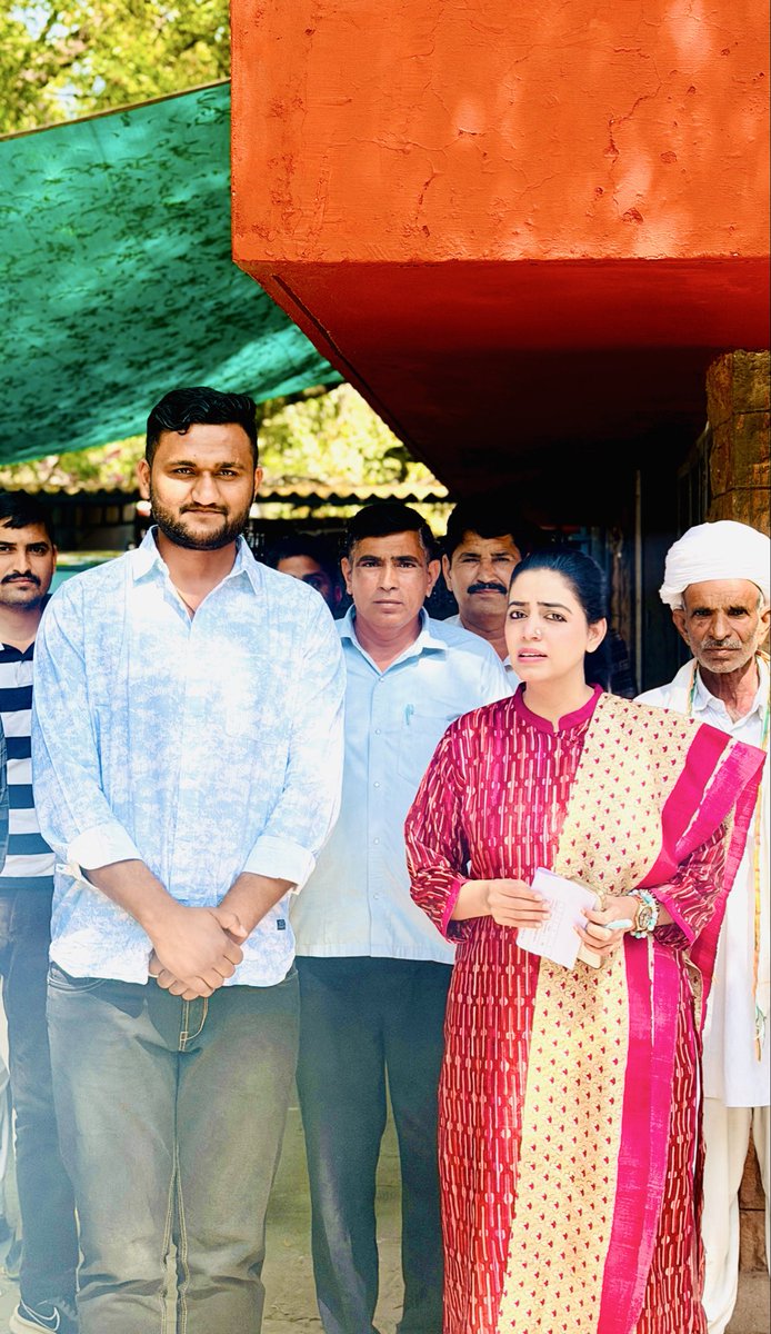 SUNILSOU11's tweet photo. आज जोधपुर में AICC सचिव सुश्री दिव्या मदेरणा जी से उनके आवास पर मिलकर आत्मीय अनुभव हुआ।
उन्होंने हमेशा ग़रीब, किसान और आमजन की आवाज़ को मजबूती से उठाया है। जनहित के मुद्दों पर उनकी स्पष्ट सोच, संवेदनशीलता और संघर्षशीलता प्रेरणादायक है।@DivyaMaderna https://t.co/EY0Qvv0k3n
