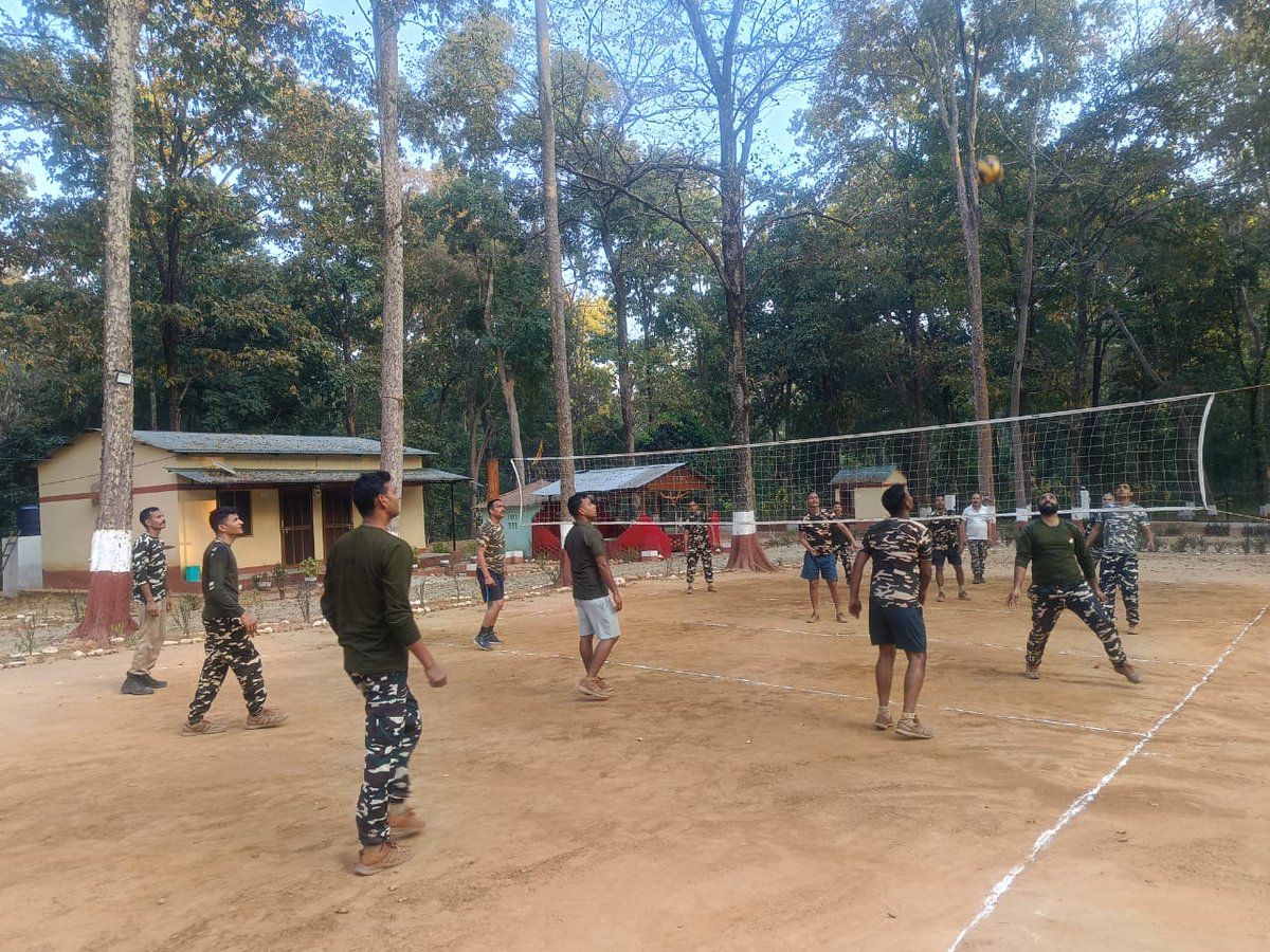 9BnSSB_INDIA's tweet photo. 09वीं वाहिनी, SSB के बलकर्मियों के मध्य वॉलीबॉल प्रतियोगिता का सफल आयोजन किया गया।
प्रतियोगिता के माध्यम से टीम भावना,समन्वय एवं शारीरिक दक्षता को बढ़ावा मिला, साथ ही बलकर्मियों के मनोबल को सुदृढ़ किया गया।
#SSB_INDIA
#SSBFTRLKW
#SSBSHQGKP
#TeamSpirit
#FitAndReady
#ForceMorale https://t.co/bmYnWmbGED
