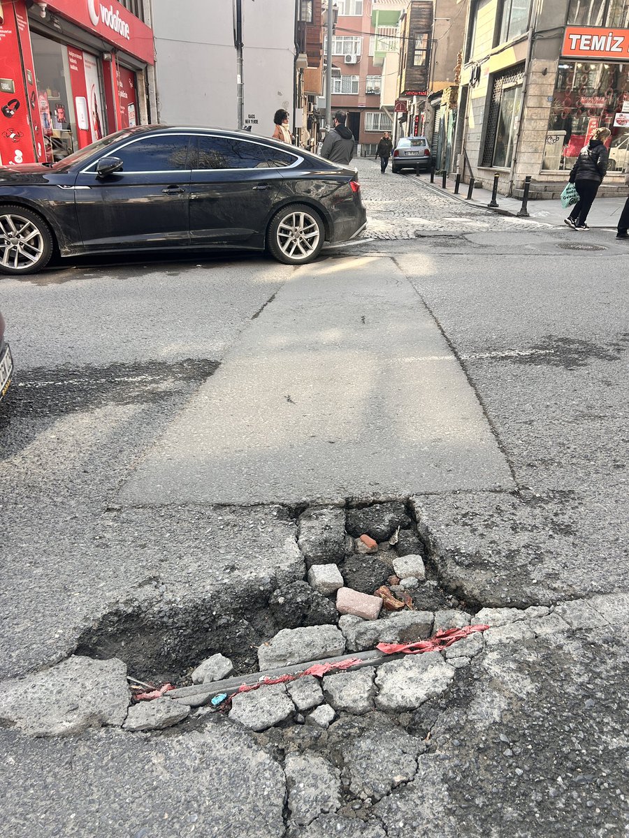 eliff_li's tweet photo. Burası Ortaköy Dereboyu Cad. Bulgurcu Sok.Girişi yaklaşık 20 güne yakındır yol bu şekilde çöküyor altında elektrk hattı boruları çıkmış durumda hem yaya hem araç trafiği içn kalabalık olan bu noktanın kimsenn canı yanmadan ivedilikle yapılması gerek @IBBcozummerkezi @BesiktasBel https://t.co/3O2SqEJbk4