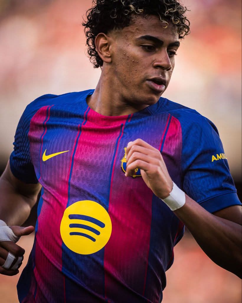 🚨🚨🚨📚 Lamine Yamal a atteint les 100 victoires avec le FC Barcelone. Il est le plus jeune joueur de l’histoire du club à réaliser cet exploit.

Lamine Yamal (18 ans et 227 jours)

Bojan Krkic (20 ans et 136 jours)

Lionel Messi (21 ans et 275 jours)

#FCBarcelona #Barça