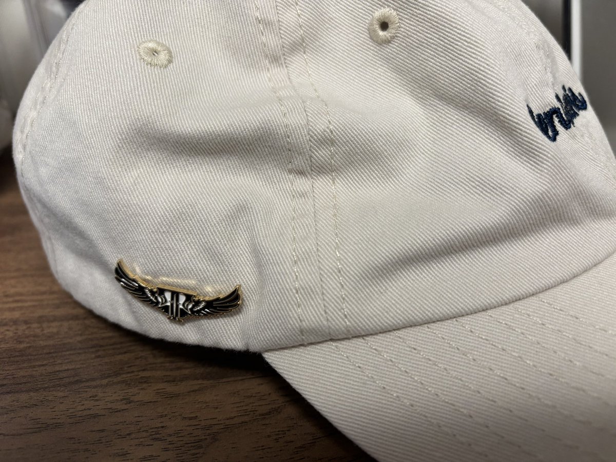 帰宅🐹タロースの売店で貰ったおまけピンバッチを帽子につけたらええ