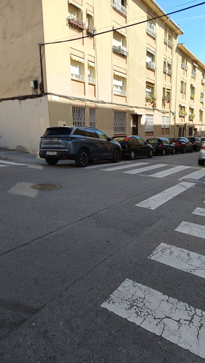 Santisbd's tweet image. Lleva todo el fin de semana aparcado en el paso de cebra, llamas a la @PoliciaSabadell de @Aj_Sabadell no acudan y siga el coche en el paso de cebra hoy lunes. @moyano83