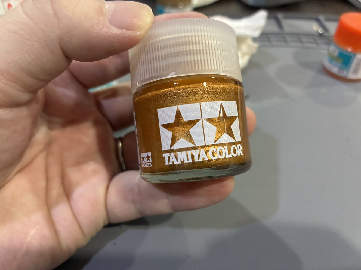 ボディ色は オレンジメタリック🍊 とはいっても… 水性ホビーカラーには