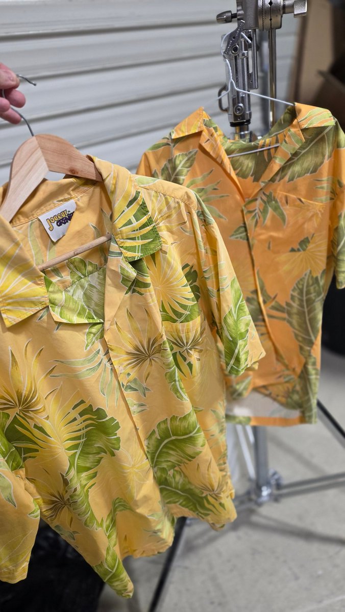 Dernier tournage pour la chemise V2 (à gauche) qui après plus de 12-13ans de service a perdu ses couleurs et va laisser sa place à la V3.

D'ailleurs pour me refaire des chemises, on a du en refaire tirer quelques centaines, on les mettra en vente un de ces jours mais bon vu la