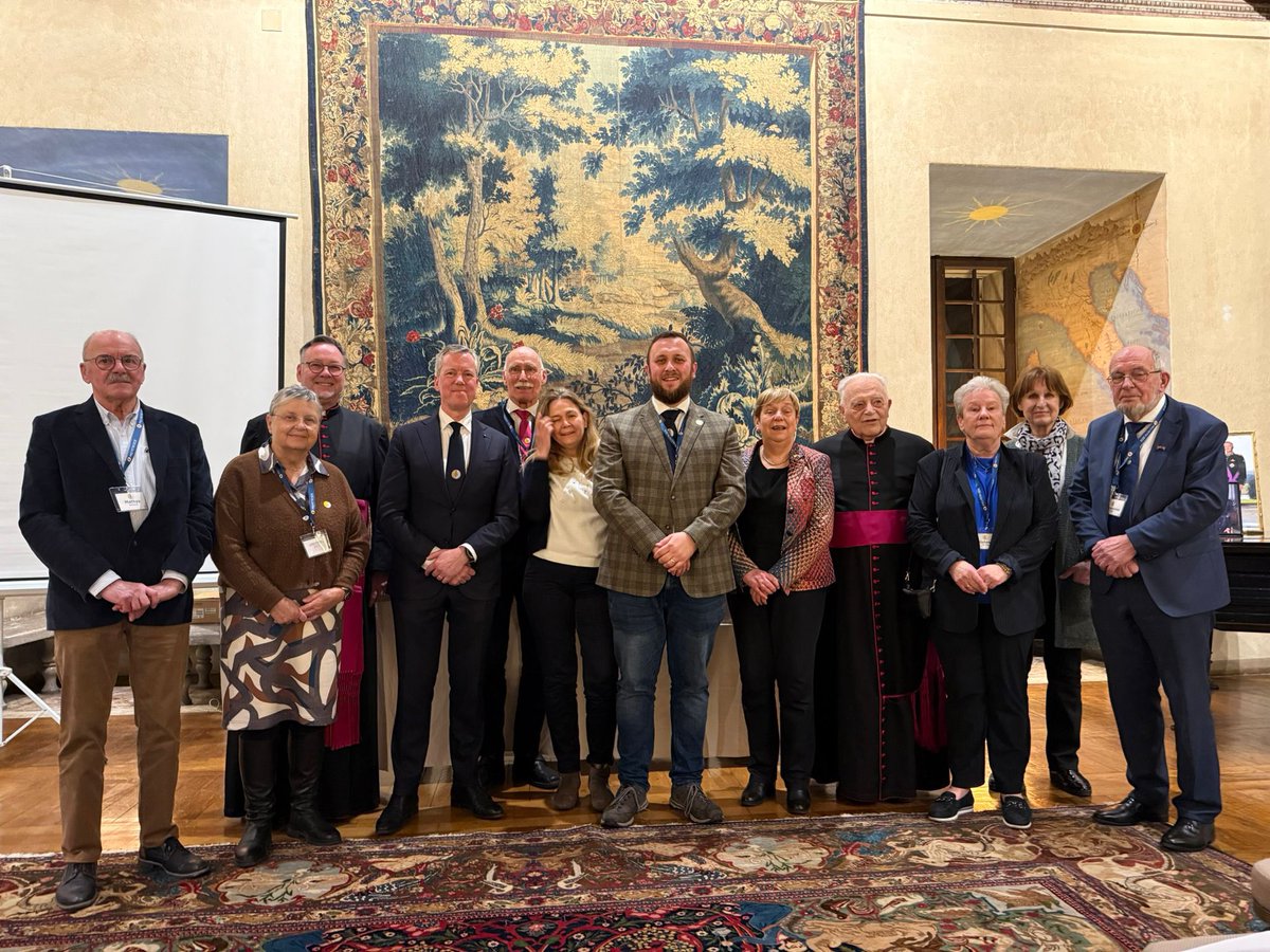 Warm meeting with the #Dutch participants of the pilgrimage the members of Pro Petri Sede make to Rome every two years. Thanks to the Belgian Embassy to the Holy See for their hospitality.
