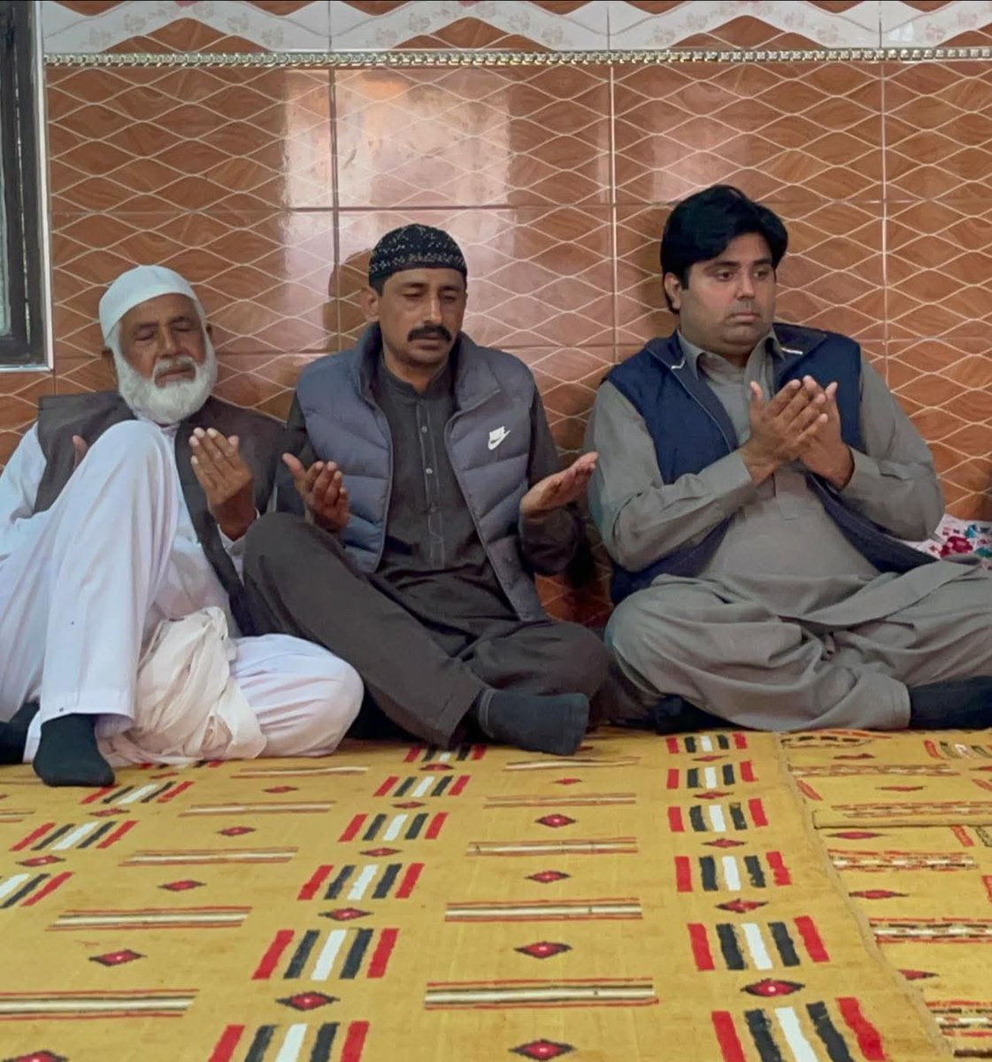 NadeemKaira1's tweet photo. کرنانہ میں میرے فرزند چودھری محمد اصغر کائرہ نے نور محمد صاحب کے بھتیجے کی وفات پر اہلخانہ سے اظہار تعزیت اور فاتحہ خوانی کی۔ https://t.co/BU3o2zazBU