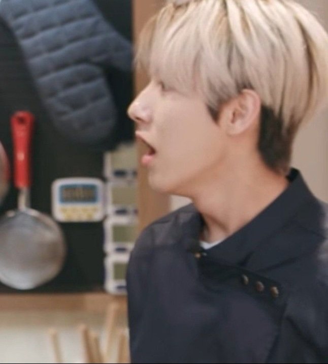 "sayang."                                             "aakh!"