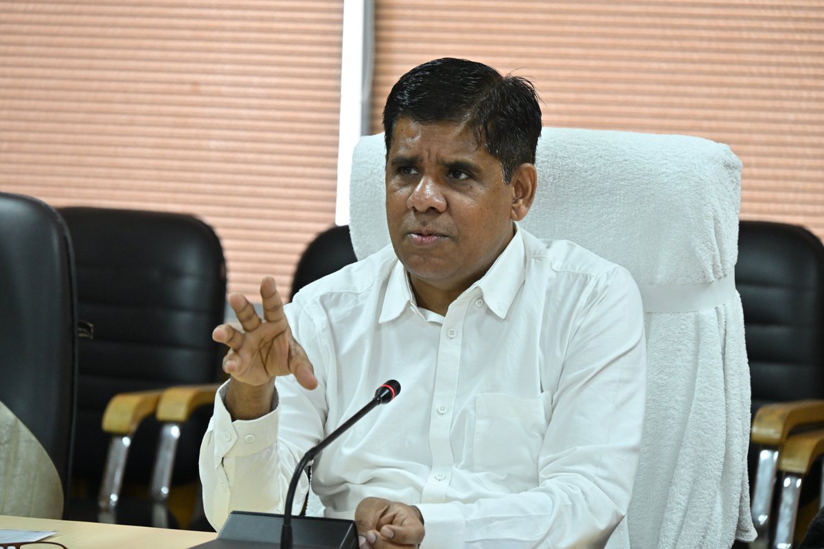 UpRuralDev's tweet photo. 23 फरवरी 2026 को लखनऊ में आयुक्त, ग्राम्य विकास श्री जी.एस. प्रियदर्शी जी की अध्यक्षता में हुई महत्वपूर्ण मनरेगा कन्वर्जेंस बैठक में सख्त निर्देश जारी:

✅ कार्यों ��ें गुणवत्ता और समयबद्धता पर कोई समझौता नहीं
✅ विकसित भारत @ जी राम जी अधिनियम के अनुरूप प्रभावी जल संरक्षण योजनाएं बनाएं।
✅ हर शुक्रवार ग्राम चौपाल में सभी विभागों के अधिकारी मौजूद रहें, समस्याओं का तुरंत निस्तारण करें।
✅ आयुष्मान दीदी से तेजी से आयुष्मान कार्ड बनवाएं।
✅ महिलाओं को आपदा सखी बनाकर आपदा प्रबंधन में शामिल करें।
✅ 60+ आयु की महिलाओं को SHG से जोड़कर आत्मनिर्भर बनाएं
✅ को-ऑपरेटिव एवं कृषि गोदाम मनरेगा योजना से बनाएं।
✅ युवा कल्याण के युवती मंगल दल की महिलाएं समूह से भी जुड़ें।

आयुक्त महोदय ने कहा: "समेकित प्रयासों से ही ग्रामीण भारत नई ऊंचाइयों को छू सकता है। लक्ष्य पूर्ति और सतत अनुश्रवण अनिवार्य!"

#GSPriyadarshi #MGNREGA #gramchoupal #WomenEmpowerment #AyushmanDidi #aapdasakhi #ruraldevelopment #ViksitBharat #GoodGovernance