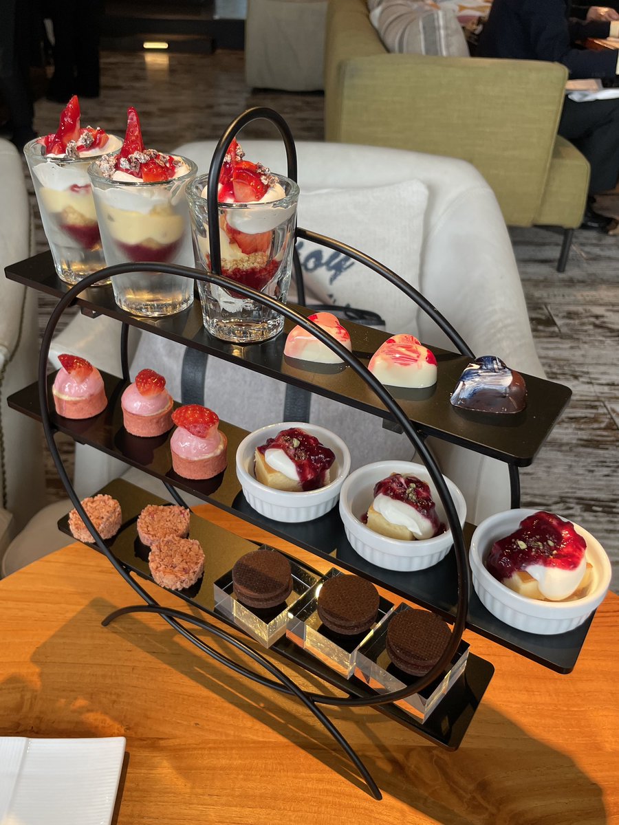 rii2cca's tweet photo. 美味しいもの食べてきた🍓
お店がオシャレすぎてバッグから出てこなかったパン吉🐒
#キュート販売 #ZOOCOLLECTION
#ニホンザル #ぬい活 #パン吉 https://t.co/uFvBrjXRXw
