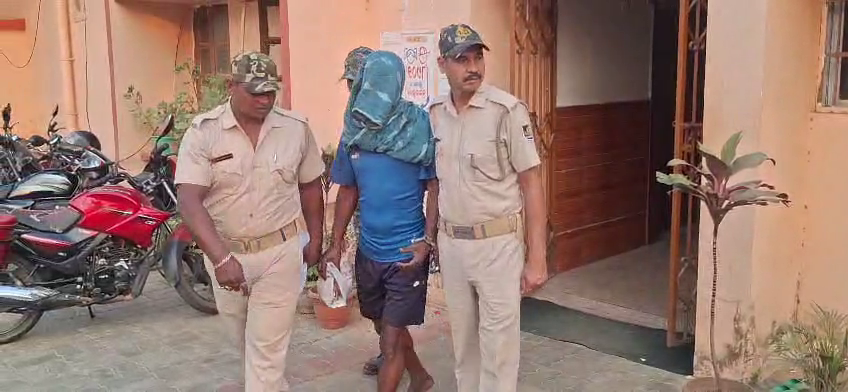 otvkhabar's tweet image. #କିନ୍ନରଙ୍କୁ_ହତ୍ୟା: #ମୁଖ୍ୟ_ଅଭିଯୁକ୍ତ_ଗିରଫ
-ପିପିଲି ସିଫା ନିକଟରେ କିନ୍ନରଙ୍କୁ ହତ୍ୟା ଘଟଣାରେ ମୁଖ୍ୟ ଅଭିଯୁକ୍ତ ଗିରଫ
-୨୦ ଦିନ ପରେ ମୁଖ୍ୟ ଅଭିଯୁକ୍ତ ଛବିନ କାଣ୍ଡିକୁ ଗିରଫ କଲା ପୋଲିସ
-ରାମଚଣ୍ଡୀ ଅଂଚଳ ଗହୀର ମଝିରେ ଏକୁଟିଆ ରହୁଥିବା ବେଳେ କାବୁ
-ପୂର୍ବରୁ ୨ ଅଭିଯୁକ୍ତଙ୍କୁ ଗିରଫ କରି କୋର୍ଟ ଚାଲାଣ କରିସାରିଛି ପୋଲିସ
#Pipili