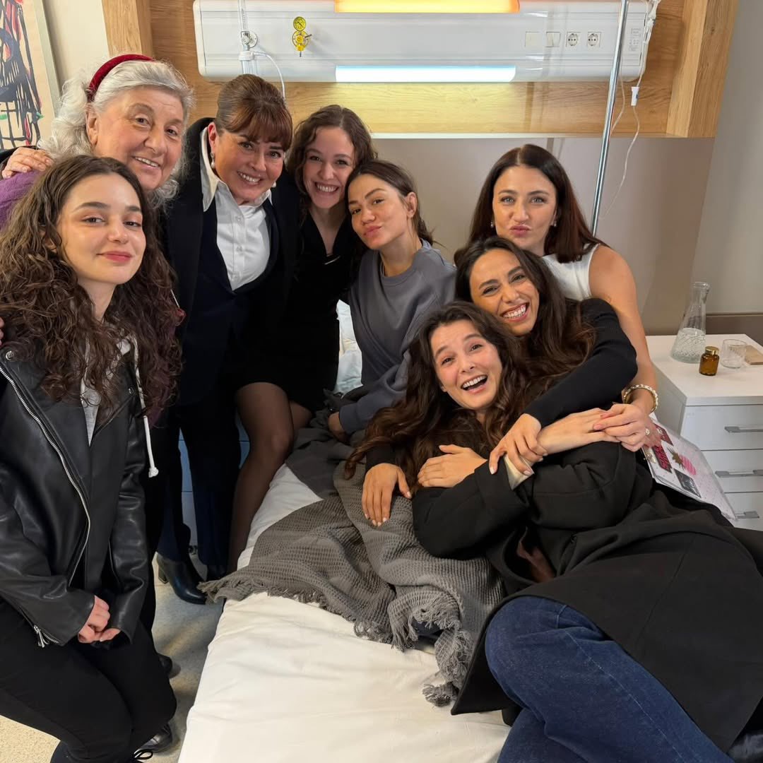 Kanal D’nin dikkat çeken yapımlarından Eşref Rüya’nın kadın oyuncularının set arkası fotoğrafı sanal medyada gündem oldu.

Bu hafta özetsiz ekrana gelecek dizide rol alan Demet Özdemir, Büşra Develi, Ceren Benderlioğlu, Ebru Aytemur, Gökçem Çoban, Feriha Eyüboğlu, Ebru Nil Aydın