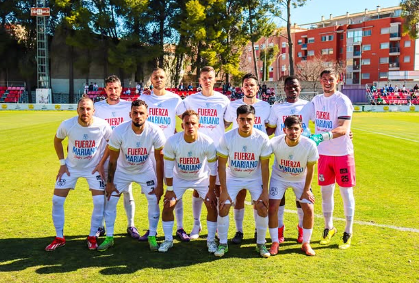 Nacional10x's tweet photo. 3º RFEF - J23

Alegría en la plantilla de la @CaravacaUd que lograba eludir el descenso con su trascendental victoria de ayer.

La plantilla quiso acordarse de su director deportivo - Mariano Oyonarte, quien está disputando contra una anomalía, a la que está cerca de vencer! 🤍🤍 https://t.co/4DZcmqTvqC