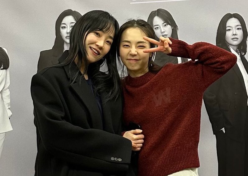 다시 봐도 놀라운 투샷😭
이게 내 은안이야🥹

안소히 버건디 W 사복까지 너무 말도 안 돼