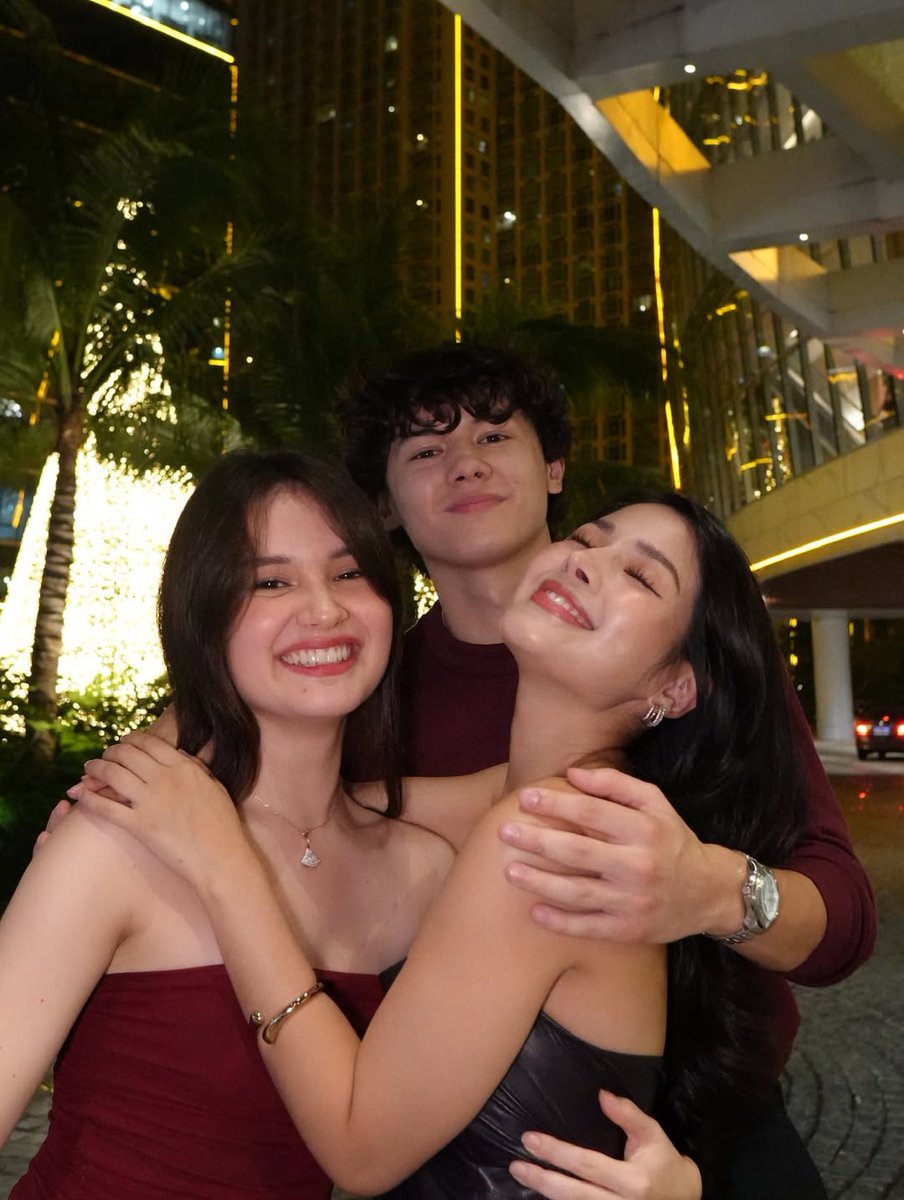 sino ba yung photographer kasi neto

THE BEGINNING OF MARTSARI
THE BEGINNING OF MARTSARI
#AZRALPHdebutsOnIWANT