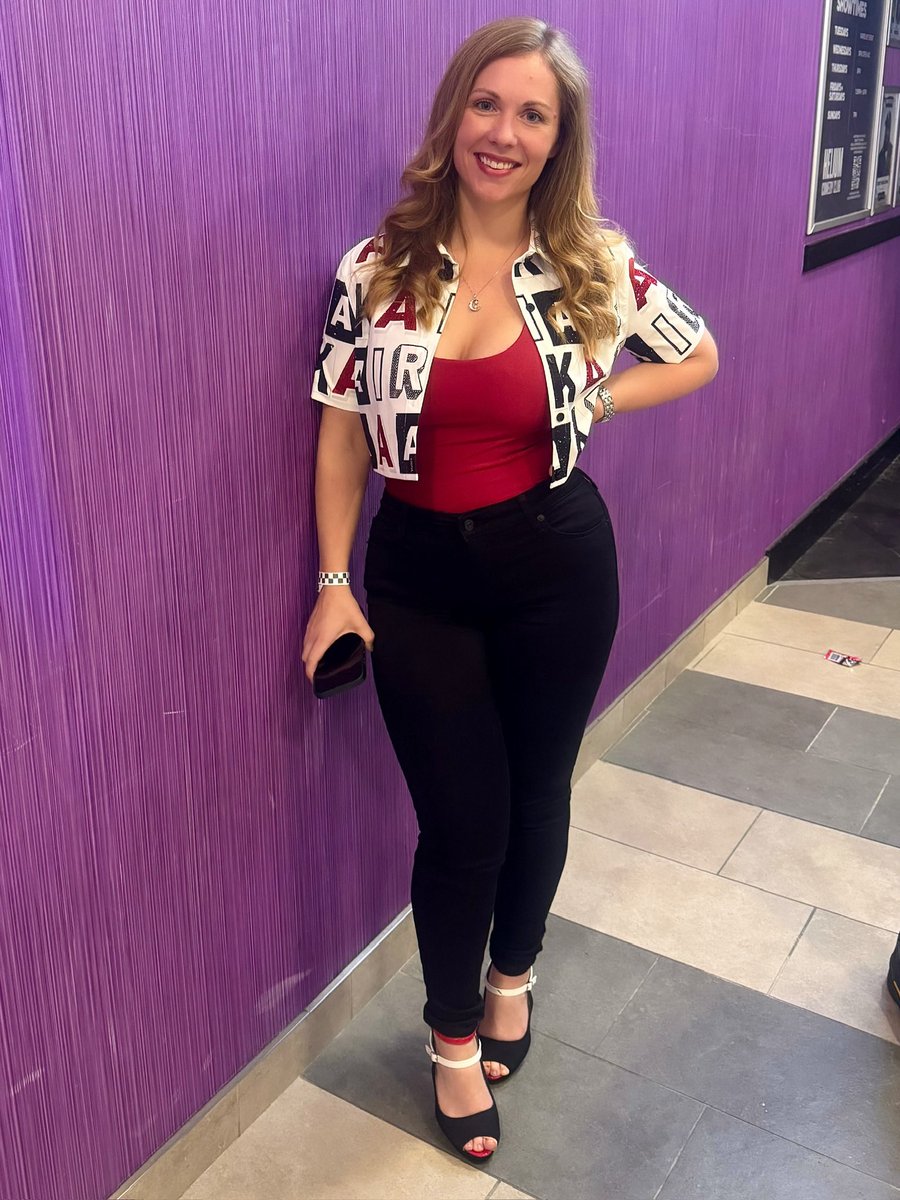 Kassie_ge's tweet image. ✨ Laughs, vibes, and Cory Holcomb on stage — comedy night done right 🎭😂 #ComedyNight #CoryHolcomb #LaughOutLoud #LiveComedy #ComedyShow #GoodVibesOnly #StandUpComedy