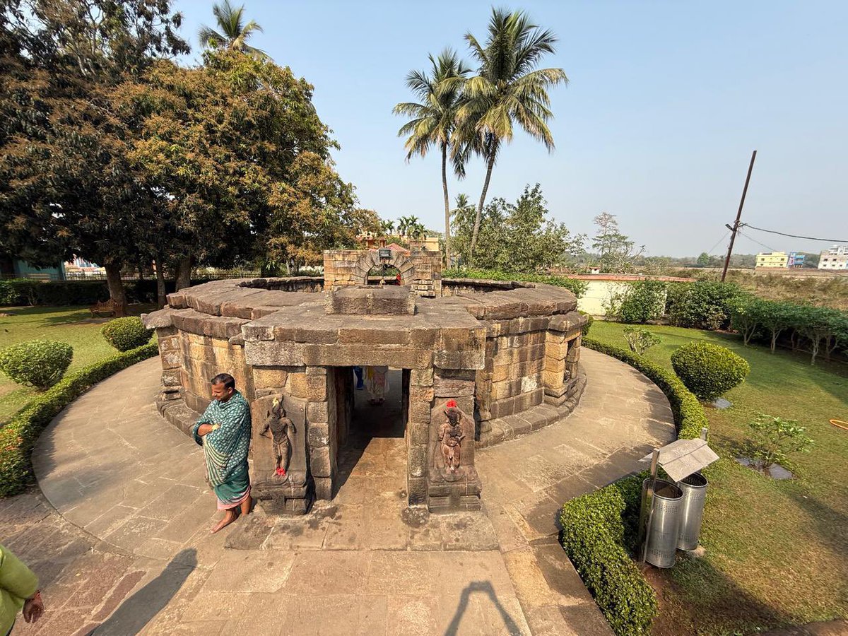 AtulyaVarso001's tweet photo. *चौसठ योगिनी मंदिर, हीरापुर, ओडिशा*
यह मंदिर स्थानीय रूप से महामाया मंदिर के नाम से प्रसिद्ध है। पूर्वोन्मुख, वृत्ताकार यह मंदिर बिना छत का है, जिसकी खोज ओडिशा राज्य संग्रहालय के केदारनाथ महापात्रा द्वारा १९५३ में की गई थी। इस मंदिर की परिधि २७.४ मीटर तथा ऊंचाई २.४ मीटर है। इसके सामने का भाग गौरीपट्ट की तरह दिखता है। यह स्थानीय खुरदरा बलुए पत्थर से बना हुआ है। इसमें योगिनी की मूर्तियाँ भिन्न-भिन्न मुद्राओं में स्थापित की गयी हैं तथा प्रत्येक अपनी विशिष्ट केश-विन्यास को प्रदर्शित करती हैं। अधिष्ठात्री देवी महामाया की प्रतिमा जो दस भुजाओं से युक्त है, सभी योगिनियों में सबसे बड़ी है। मंदिर के मध्य भाग में एक पुनार्निर्मित चंडी मंडप स्थित है, जिसमें क्लोराइट पत्थर से निर्मित चार शैव प्रतिमाएँ और चार योगिनी की मूर्तियाँ स्थापित हैं। नारी सौंदर्य को प्रदर्शित करती हुई यह प्रतिमाएँ बाहर से लाए गए क्लोराइट पत्थर से निर्मित की गई हैं। मंदिर के पार्श्व सतह के ताखों पर बलुआ पत्थर से निर्मित नव कात्यायिनी की प्रतिमाएँ स्थापित की गयी हैं। यह मंदिर लगभग ९वीं शताब्दी का है। Content Ref. ASI and Photo ref. Paulomi Shah, Ahmedabad.