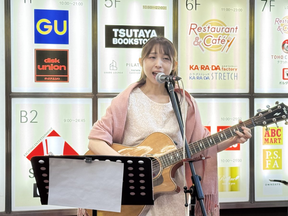 Nejibana_love's tweet photo. #2026年2月22日 : #川崎銀座街 _10
#記念写真📸🤗🌹🌼💖💐💞
#ayakaLABO さん🎤🎸 #ブラボー💓
#音楽のまち・かわさき 💕🍀🥰
#川崎銀座街バスカーライブ🎼
#東日本大震災チャリティーライブ
#2026年 #午年🐎 https://t.co/t64qbqpxSu