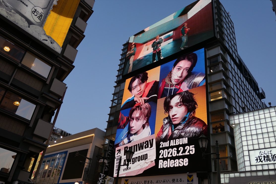 Aぇ！group アルバム「Runway」 大阪駅桜橋地下通路でロング広告が