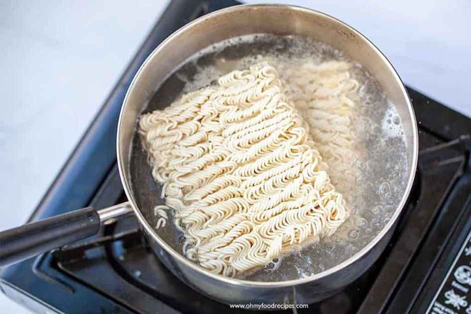 Pernah denger mitos2 mie instan yg ini gak? Banyak yg percaya masih:
1. Mie instan bikin usus lengket!
2. Kuah rebusan dibuang dulu, terus ganti pake air mendidih bersih
3. Mie instan butuh berhari2 buat dicerna
4. Mie instan bahaya banget, jauhi!
5. Mengandung lilin

Mitos semua