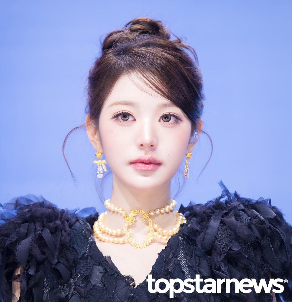 TSN_PHOTO's tweet photo. [HD포토] 아이브 장원영, ‘주얼리 얘기 안하면 있는 줄도 모름’…‘얼굴이 너무 화려해서’ (블랙홀 쇼케이스) #아이브 #IVE #블랙홀 #BLACKHOLE #쇼케이스 #프리뷰 #장원영 https://t.co/2CJwQWaGje <- Original Photo https://t.co/1btW5KKM7n
