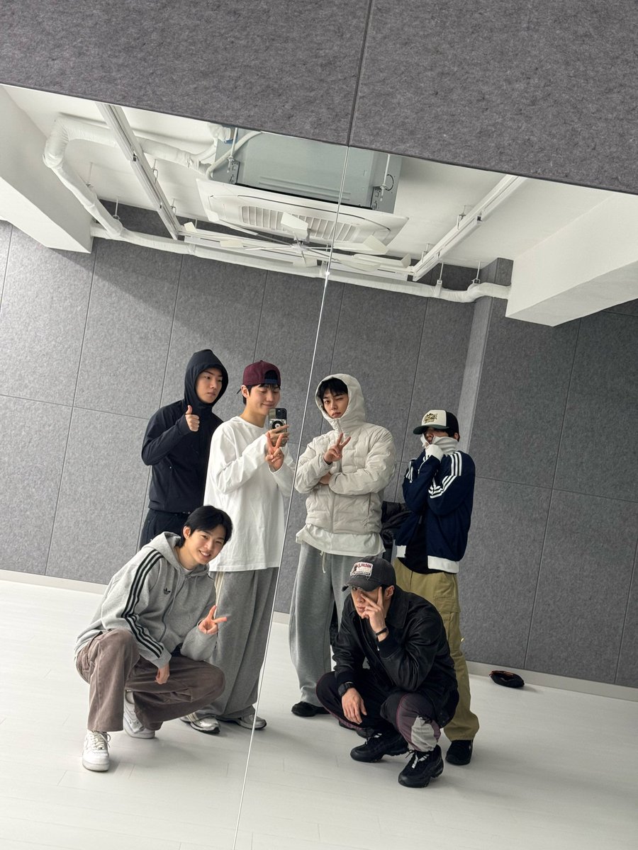 단체 오랜만이야ㅠㅠㅠ
리더즈 서로 다른 콘 굿즈티 입었다 야르