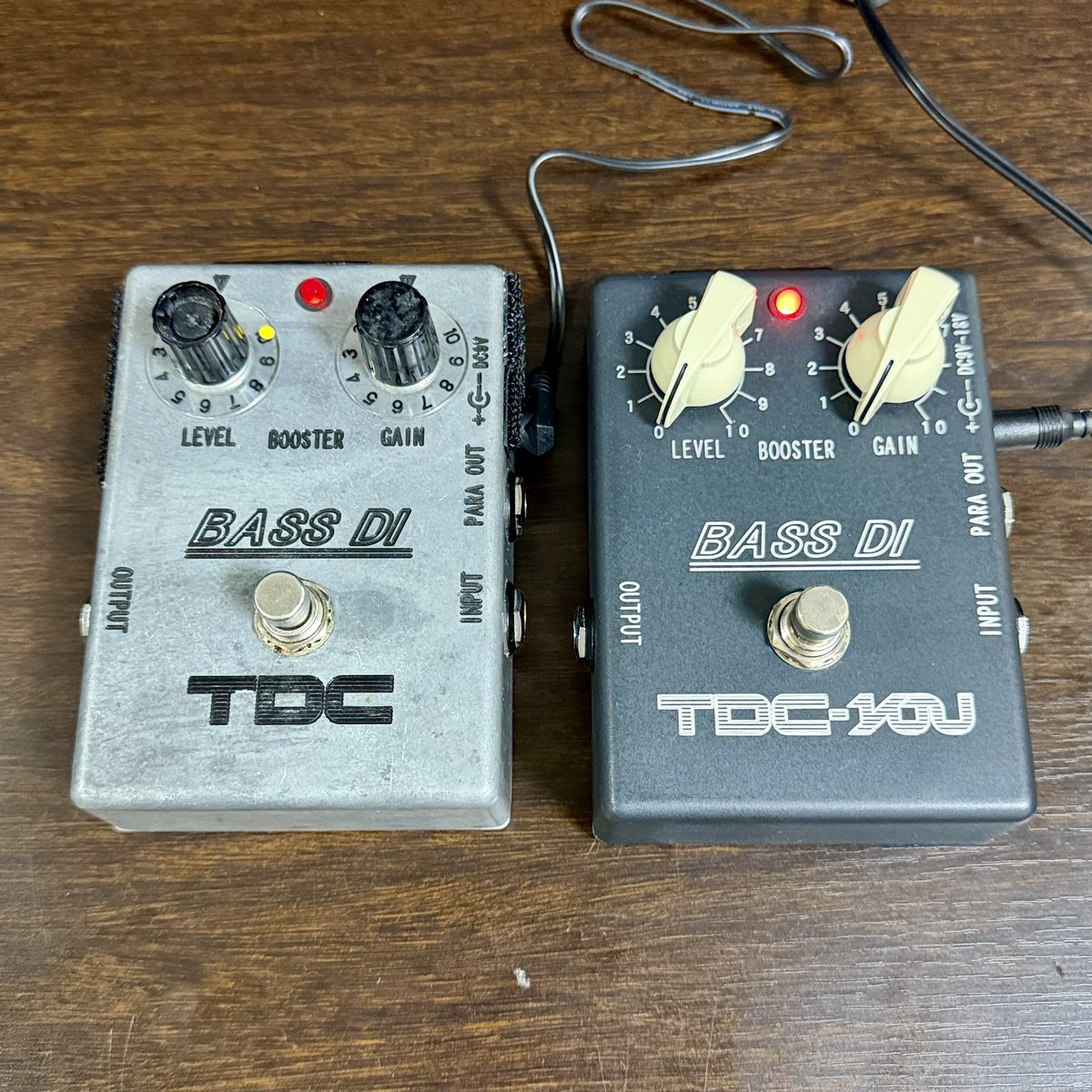 dasbanck's tweet photo. TDC BASS DIの旧型と現行(イケベ楽器限定カラー)
この旧型は確か、10年いかない位前に沖縄の高良楽器に行った時に長期在庫かなんかで特価になってたのを即買いした、TDC-YOUになる前のグランドスイッチも付いてない初期型だと思われる。
ネットで調べたら今となっては貴重らしですわw
#TDCYOU https://t.co/huSaLqqqN2