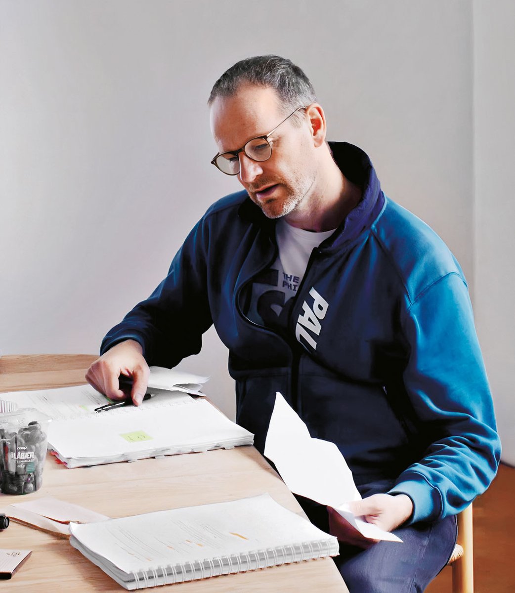 Dziś urodziny obchodzi Joachim Trier — reżyser, który z niezwykłą wrażliwością opowiada o relacjach, pamięci i emocjach, które definiują nasze życie. Dziękujemy za historie, które poruszają i inspirują do rozmowy 🤍

„Wartość sentymentalna” już w kinach! ✨