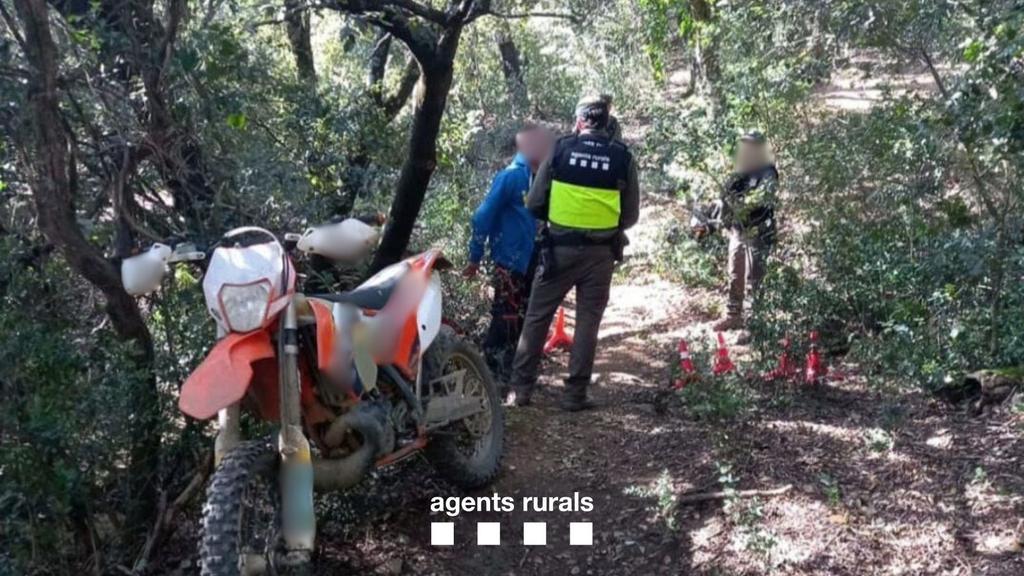 🚔 Fem controls de circulació motoritzada al medi natural, en aquest cas a Darnius (Alt Empordà).

📝 Fem denúncies per manca de documentació, assegurança obligatòria, plaques de matrícula i ITV en vigor.

⚠️ Compleix la normativa per garantir seguretat i protecció de la natura.
