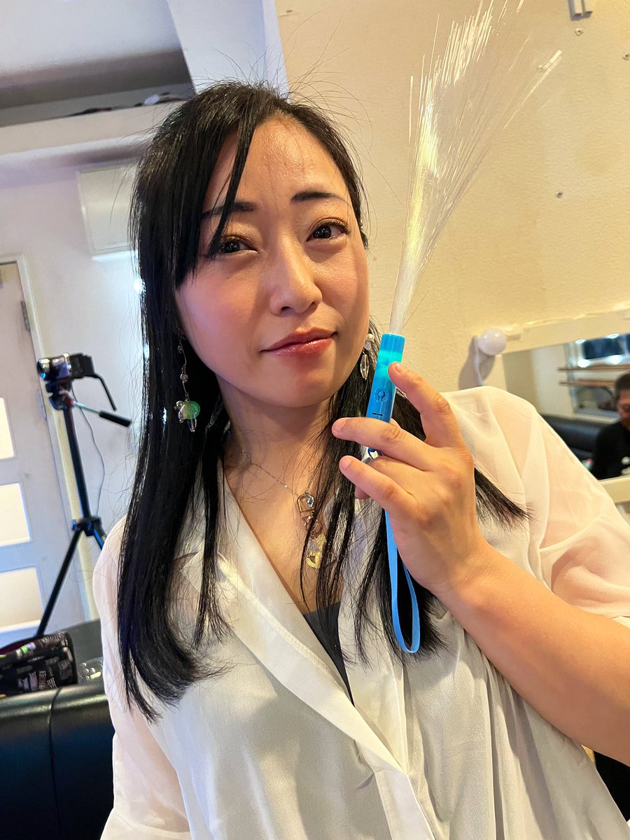 猫の日ライブ🐱
歌姫三姉妹の素敵なライブでした！
コラボ盛り上がったし、個性ある歌声にステージ感楽しかった✨
悠奈さんの幻想的で物語り風なドロシー、そよ風のように心地よいフリージア、陽だまりのようなスミレ、メロディも歌声も開場を暖かく包み込んでくれて素敵😊