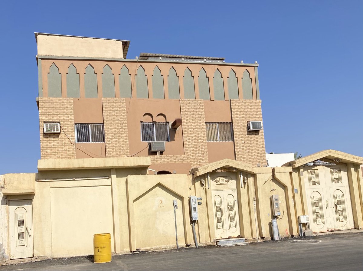 ساقني إلى هناك شوق لم أقدر على مقاومته.. في كل زاوية من هذا البيت ذكريات تختصر كل العمر وتستجلب أطياف من رحلوا وتركوا لنا شريط الذكريات نسترجعه كلما أظلمت بنا الدنيا وضاقت علينا الأرض. اللهم ارحم نفوساً سبقتنا إليك واجمعنا بهم عندك في الجنة