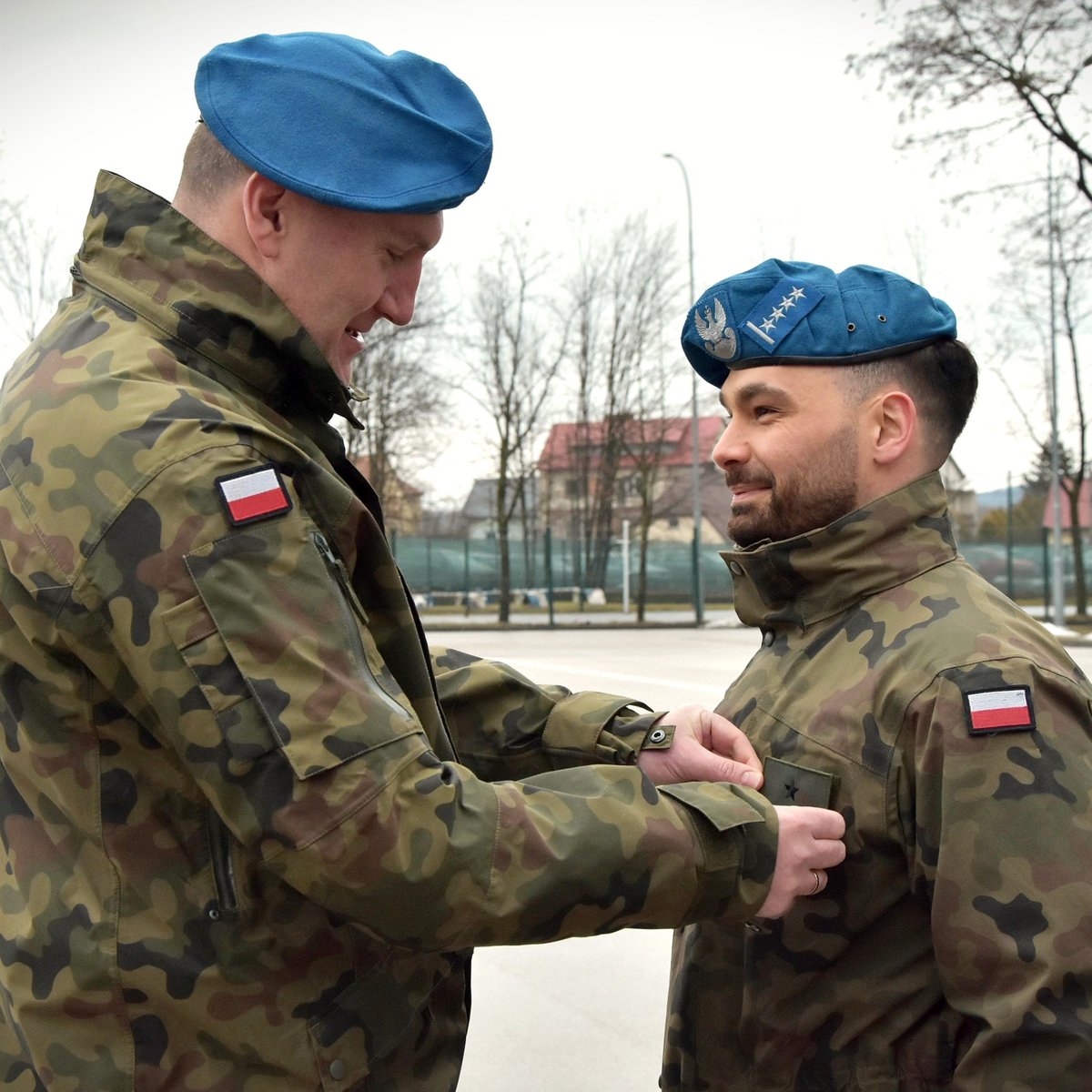 CPdMZ_Kielce's tweet photo. Dziś podczas porannego rozprowadzenia, komendant #CPdMZ wręczył żołnierzom akty mianowania na wyższe stopnie wojskowe.
Składamy serdeczne gratulacje — niech każdy kolejny krok w karierze wojskowej będzie źródłem siły, motywacji i satysfakcji ze służby Ojczyźnie. https://t.co/5kT6A4lv2G