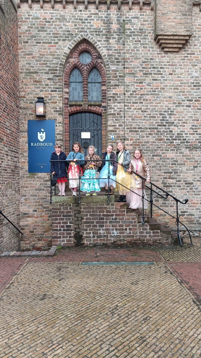 Gabberweek's tweet photo. Eindelijk weer prinsessen bij Kasteel Radboud! https://t.co/vdo8VochqR