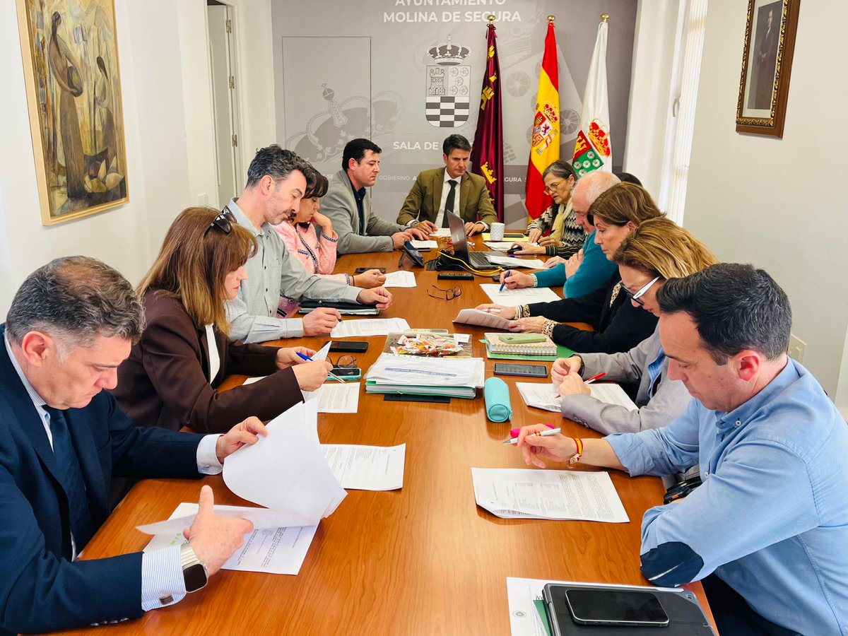 El alcalde, <a href="/jangelalfonso/">José Ángel Alfonso</a>, ha presidido este lunes la reunión ordinaria de la Junta de Gobierno Local <a href="/AytMolinaSegura/">Ayuntamiento de Molina Segura</a>, en la que han sido aprobados, entre otros, los siguientes expedientes:

- Adjudicación del suministro e instalación de mobiliario urbano y juegos infantiles...