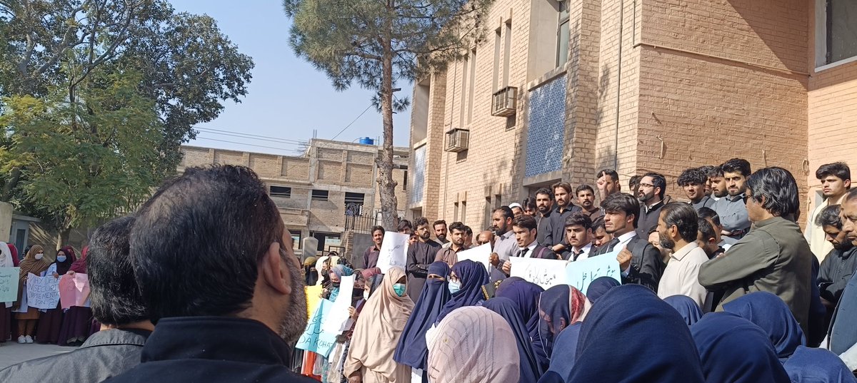 lachvi's tweet image. Participated in a strong protest by doctors, nurses &amp;amp; medical students against the brutal killing of Dr #Mehwish, CMO at KDA hospital #Kohat.
#JusticeForMehwish