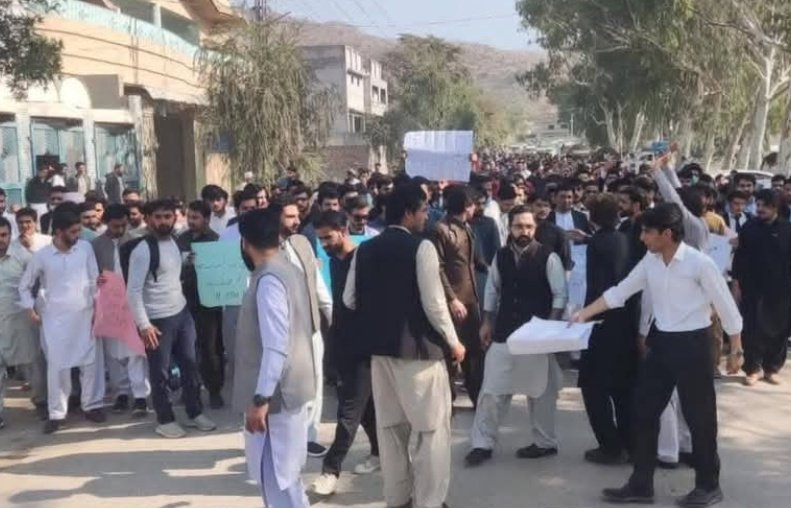 lachvi's tweet image. Participated in a strong protest by doctors, nurses &amp;amp; medical students against the brutal killing of Dr #Mehwish, CMO at KDA hospital #Kohat.
#JusticeForMehwish