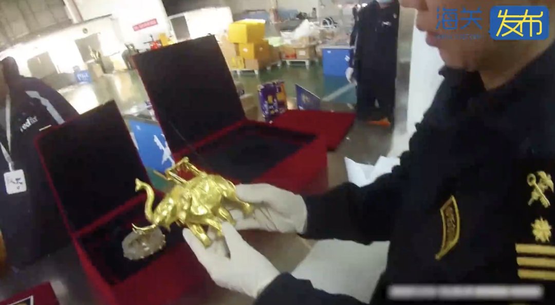 DailyBeijing's tweet image. 首都机场海关查获6件清代文物
The Beijing Capital International Airport Customs under #BeijingCustoms seized six Qing Dynasty #cultural relics from an export express channel, which are classified as general cultural relics prohibited from exiting China under national regulations.