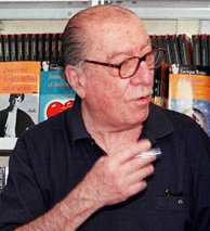 Hoy se cumplen 100 años del nacimiento de Fernando Vizcaíno Casas. Uno de los autores más leídos del siglo XX. Brillante, divertido, incómodo. Lo silencian no por falta de talento, sino por su orientación política. La cultura española no puede borrar a quien no se arrodilla.