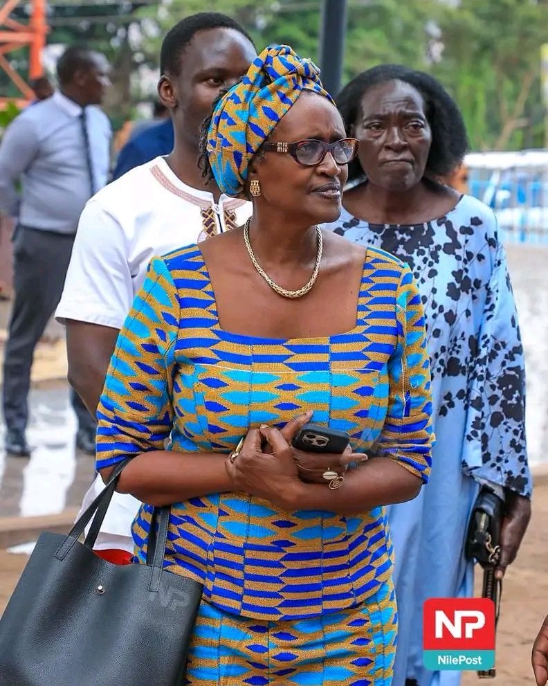 AidenKaliisa's tweet image. Dr. @kizzabesigye1's wife, Has said she received a call from the Archbishop informing her that he had received a call from Mr. M71% ordering him to cancel today's prayers!