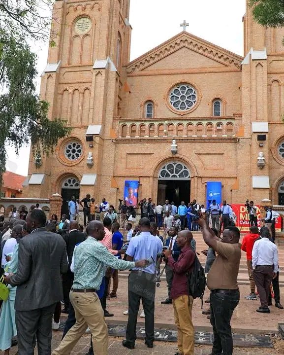 AidenKaliisa's tweet image. Dr. @kizzabesigye1's wife, Has said she received a call from the Archbishop informing her that he had received a call from Mr. M71% ordering him to cancel today's prayers!