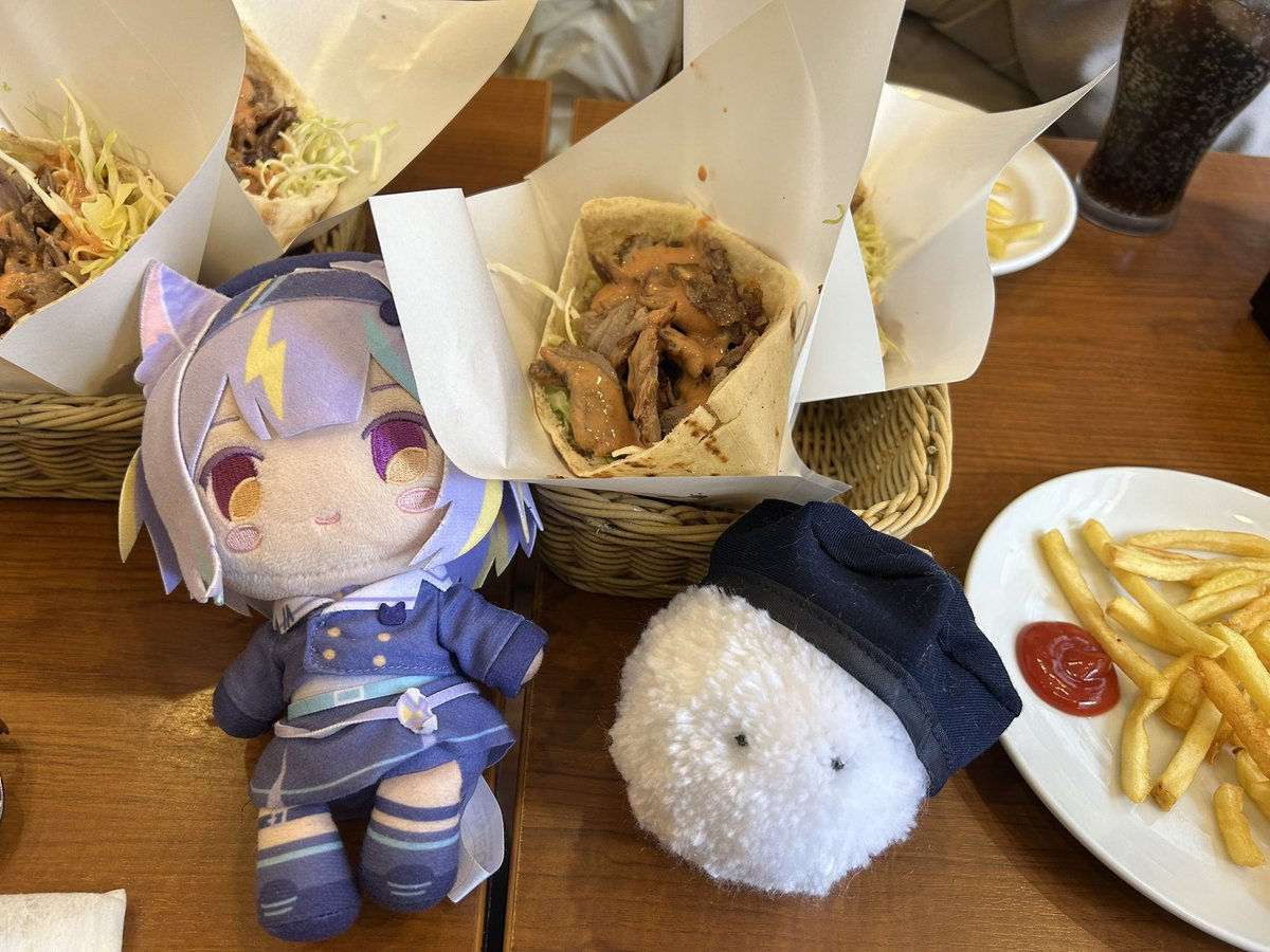 Tsaamon's tweet image. にゃんた絵描きの友人達と2日間東京で遊びまくった！
皆んなでアキバ巡ったり、ピューロランド行ってめっちゃ楽しかった！！
れもんぴちゃんとはハローキティの幸せの鐘も鳴らしました♡

案内してくれた皆のおかげで最高の東京旅行になりました！ありがとう！！