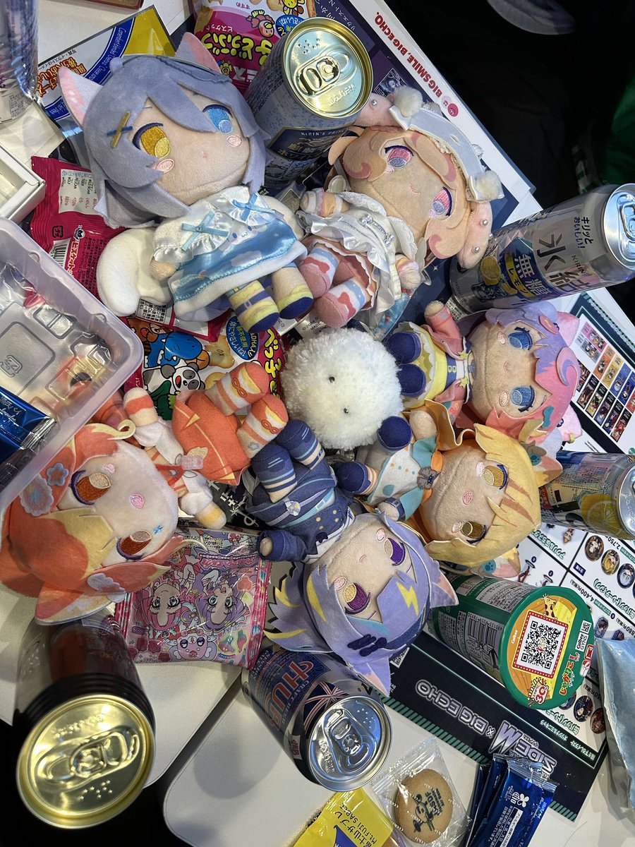 Tsaamon's tweet image. にゃんた絵描きの友人達と2日間東京で遊びまくった！
皆んなでアキバ巡ったり、ピューロランド行ってめっちゃ楽しかった！！
れもんぴちゃんとはハローキティの幸せの鐘も鳴らしました♡

案内してくれた皆のおかげで最高の東京旅行になりました！ありがとう！！