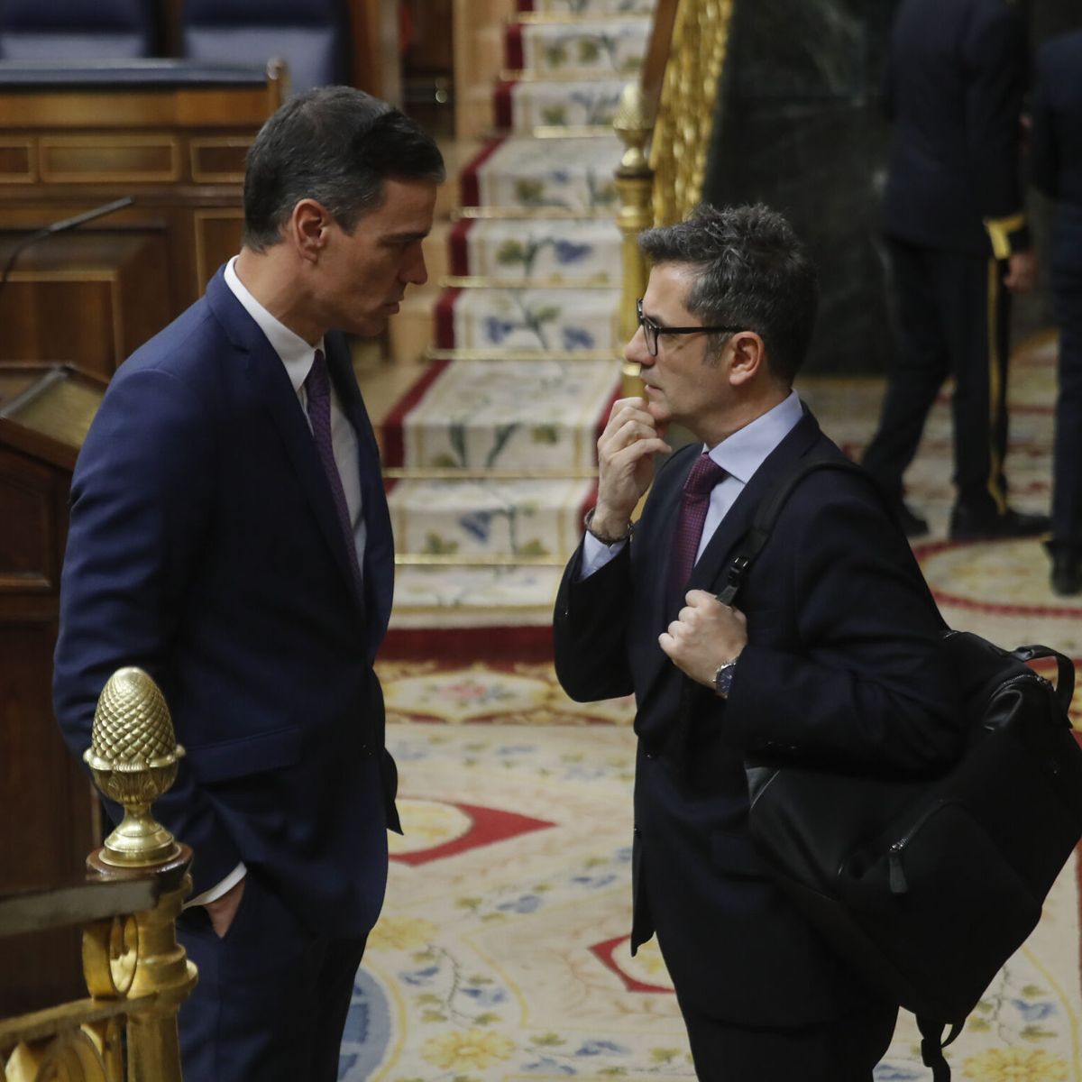 -Lo de los WhatsApp de Koldo nos está matando. ¿Qué hacemos?
-Desclasifica los papeles del 23-F
-¿Y los del 11-M?
-¿Estás loco? Entonces se sabrá que le debe el PSOE a Marruecos?