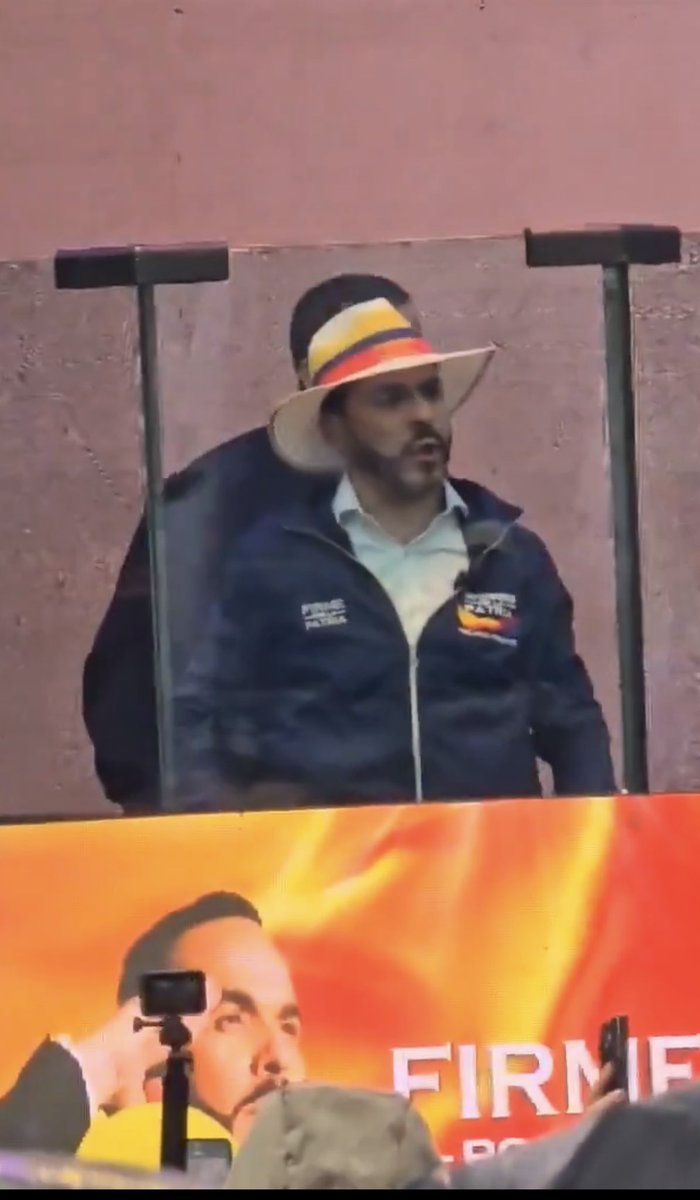Abelardo de la Espriella defiende el porte de armas, pero no confía ni en su propio discurso cuando necesita un vidrio de por medio. Todo dicho.
