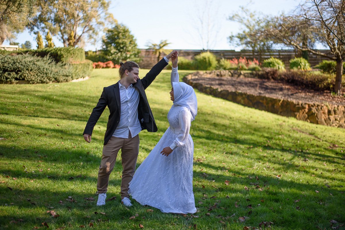 Dari Tinder, waktu itu lg covid terus iseng beli tinder premium buat sebulan doang seru-seruan. Taunya belom ada seminggu udah match sama suami. Alhamdulillah skr nikah udah 2,5 tahun. Dibawa pindah ke Ballarat Australia pake partner visa 😁