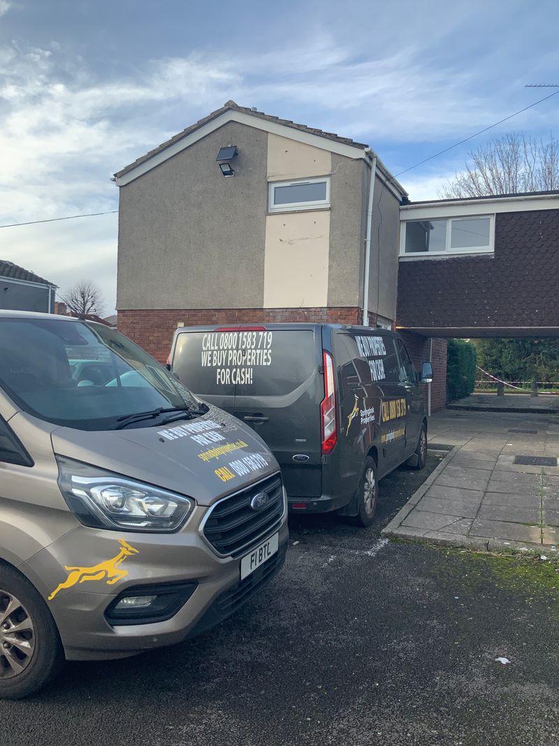 springbokprop's tweet photo. Two Springbok Properties vans, one site. We buy properties in any condition. Find out more by clicking the link in our bio.
#CashBuyer #WeBuyProperties #UKHomes #FastSale #SpringbokProperties https://t.co/JZ2QJB8Uqr