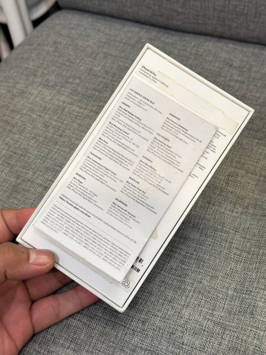 __gagaa's tweet photo. hallo, wts iphone 14pro 256gb deep purple. ini exibox yaaa. fullset (box, booklet, kabel masih orian yah) body mulus bgt, blm pernah service cuman udh ganti batre aja. DM for price yah. tq https://t.co/Wp9oravmgE