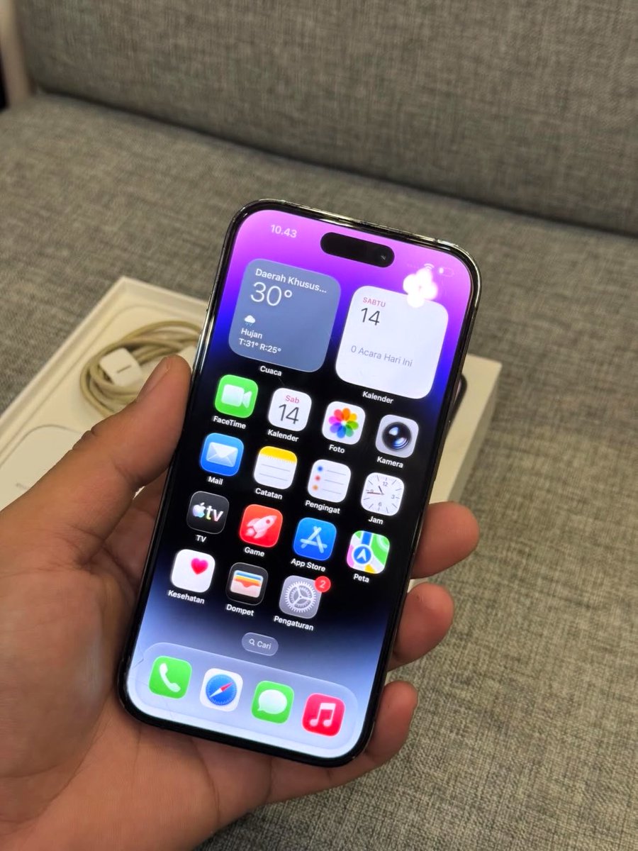 __gagaa's tweet photo. hallo, wts iphone 14pro 256gb deep purple. ini exibox yaaa. fullset (box, booklet, kabel masih orian yah) body mulus bgt, blm pernah service cuman udh ganti batre aja. DM for price yah. tq https://t.co/Wp9oravmgE