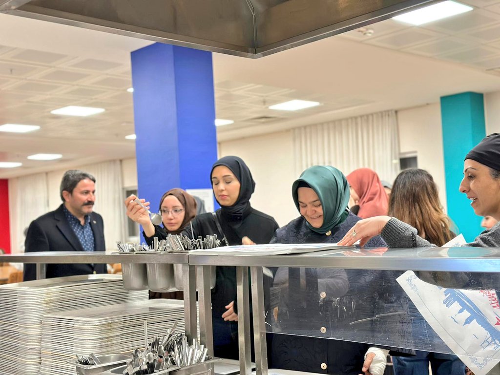 🌙✨ YUNUS EMRE ÖĞRENCİ YURDU’NDA SAHUR BULUŞMASI ✨🌙
TBMM Millî Eğitim, Kültür, Gençlik ve Spor Komisyonu Başkanı, Eskişehir Milletvekilimiz Prof. Dr. Ayşen Gürcan, kız öğrencilerimizle sahur programında bir araya geldi.
Nazik katılımları için teşekkür ederiz.