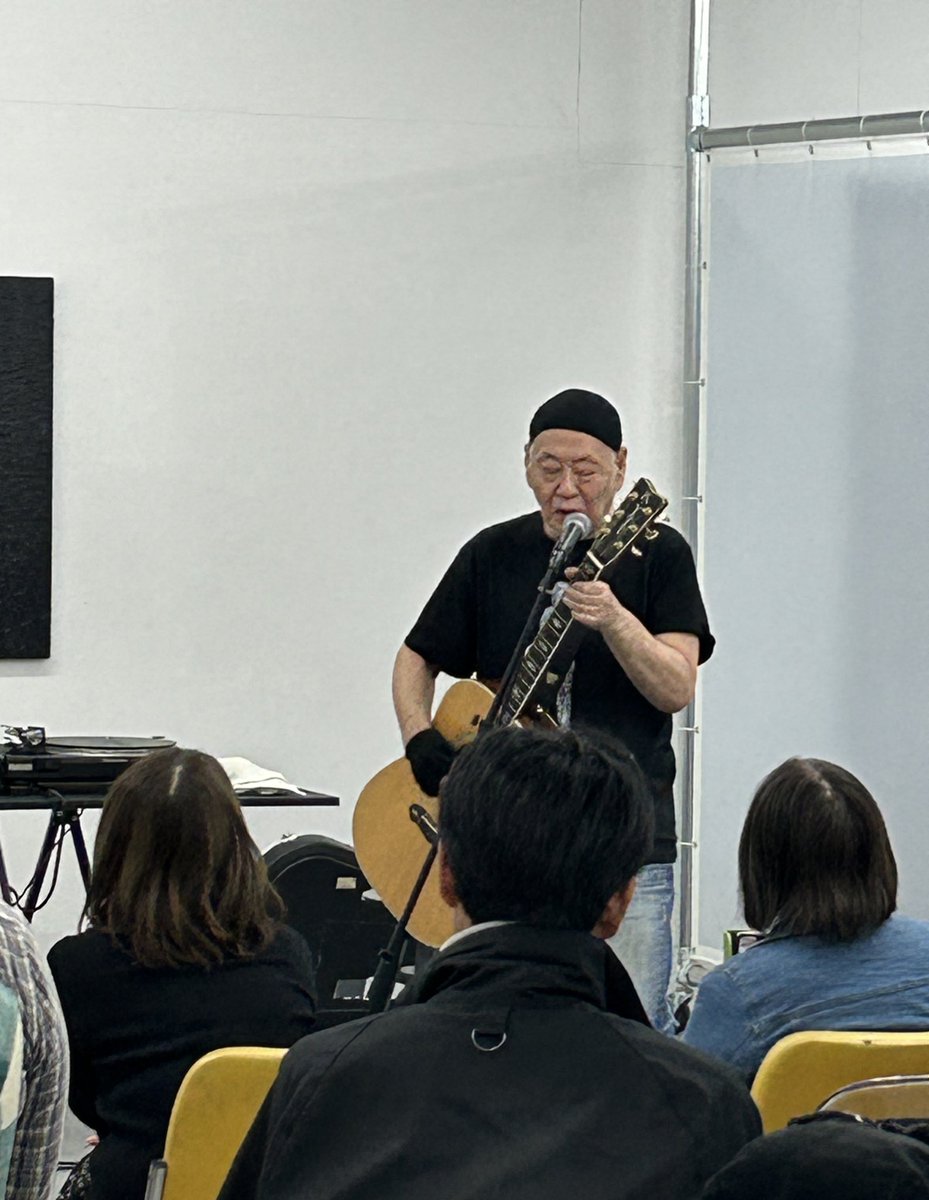 izumiyaTV's tweet photo. 六本松蔦屋トークショーからのギャラリートーク＆ライブ！
#泉谷しげる #サイバーパンク展 #博多 #OVERGROUND #米原康正 https://t.co/6uTcfc3eIV