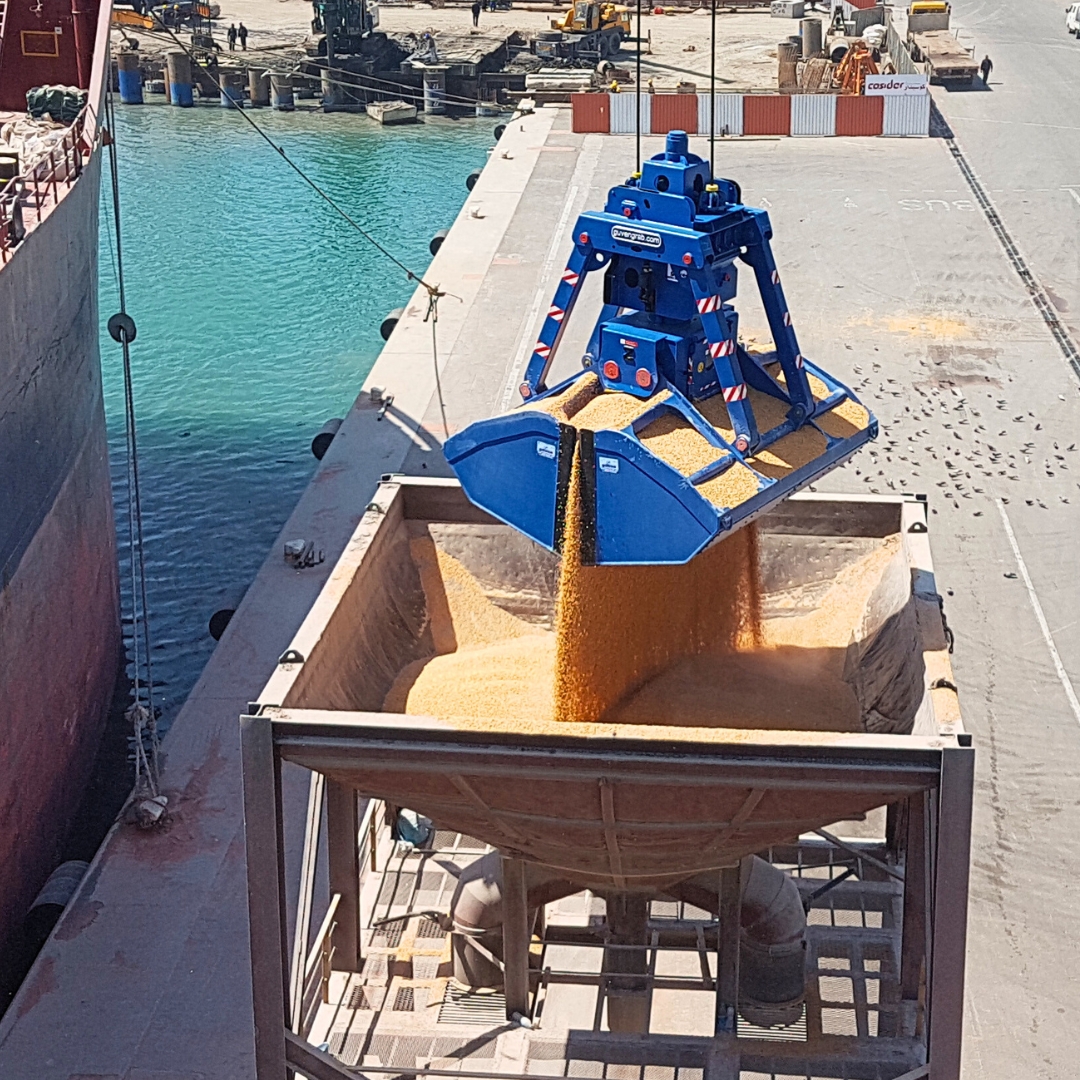 During the opening of the #grab, no shock is transmitted to the #crane, helping to protect and extend the crane’s #servicelife. #grabcompany #remotecontrolgrab